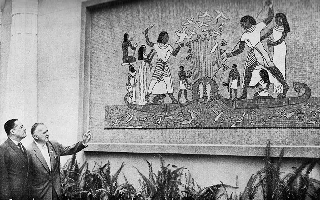 16. Fotografia publicada no O Rosacruz de agosto de 1965, com detalhe de um dos mosaicos da lateral do prédio do Grande Templo.