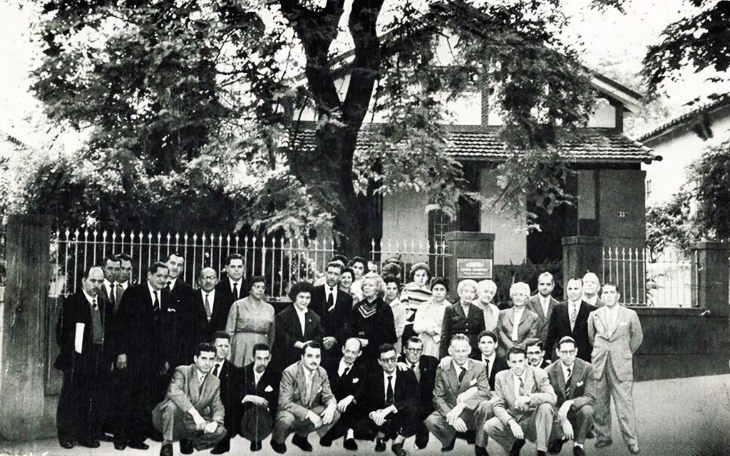 2. Fachada da segunda sede da GLP, em maio de 1958. Fratres e sorores do então Capítulo Rosacruz São Paulo em visita à Grande Loja.