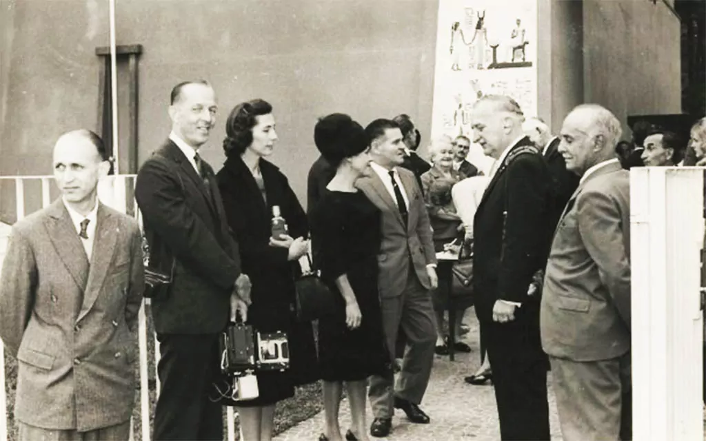 9. 24 de setembro de 1964 - inauguração dos prédios. Frater Arthur Pienpembrink, soror Maria A. Moura e frater Ralph M. Lewis